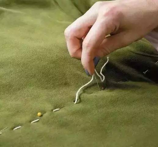 3.下面是将两只袖子缝到衣服上.