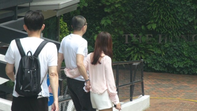 李泽楷和梁洛施合体后小26岁女友首晒照，强行营业笑容很勉强（组图） - 3