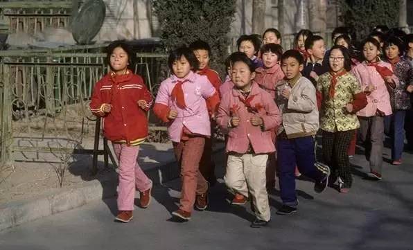 1986年,一群红领巾在跑步.