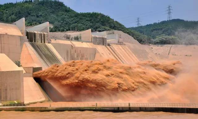 黃河小浪底湖區風景區位於黃河中游最後一段峽谷的出口處.