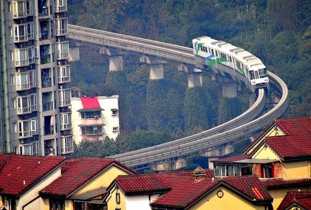 组图重庆轻轨弯道超90度市民称如坐过山车