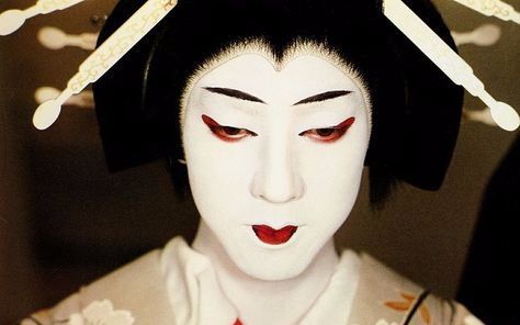 很多不了解的人喜欢把艺伎和歌舞伎混为一谈,但二者的区别是很大的.