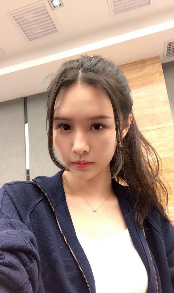 斗鱼阿冷一张证件照引发热议,堪称照妖镜,场面不受控制!真香!