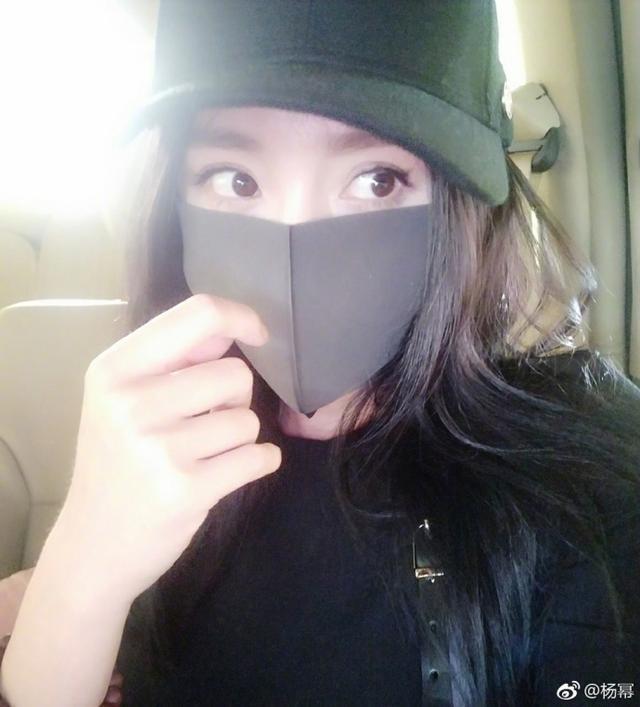 杨幂七夕送祝福晒半张脸自拍,他说:这样的偶像我们爱定了!