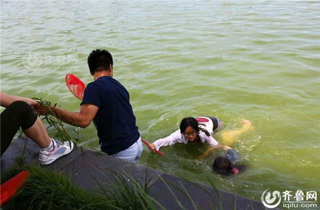 组图实拍山东女孩跳水救人全程上岸后悄然离去