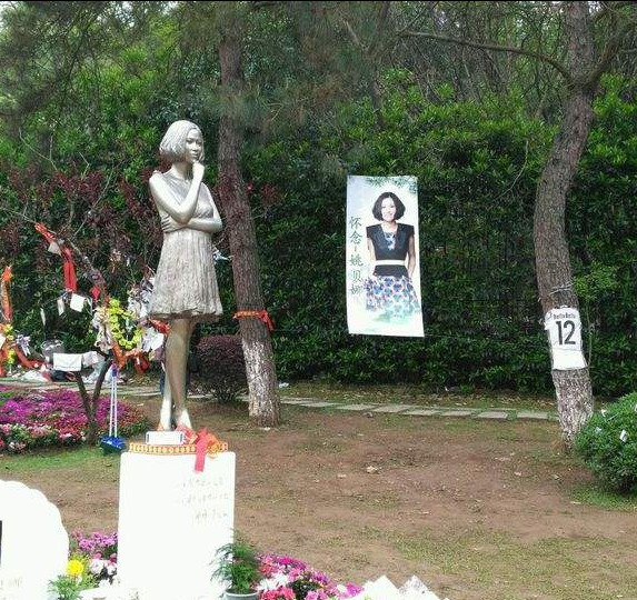 11位早逝明星墓地现状,姚贝娜雕像崭新,而他去世15年仍"未"安葬