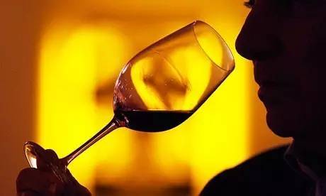 男人的酒杯里装的不止是酒