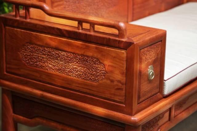 缅甸花梨又称"香花梨",其木材有一种果香味,其香悠远醇厚,不张扬.