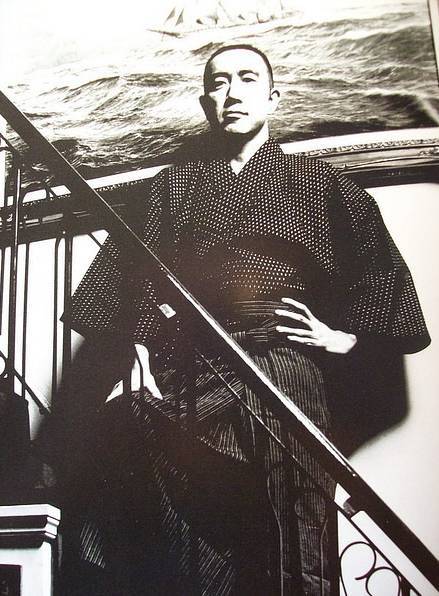 三岛由纪夫切腹自杀时有多惨?旁观者:连砍三刀都没死,疼得直叫