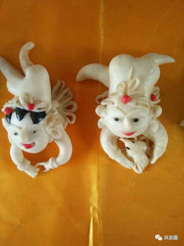 据说,晋北一带,则流行七月十五由外祖父家给外甥蒸面羊,并由舅舅送给