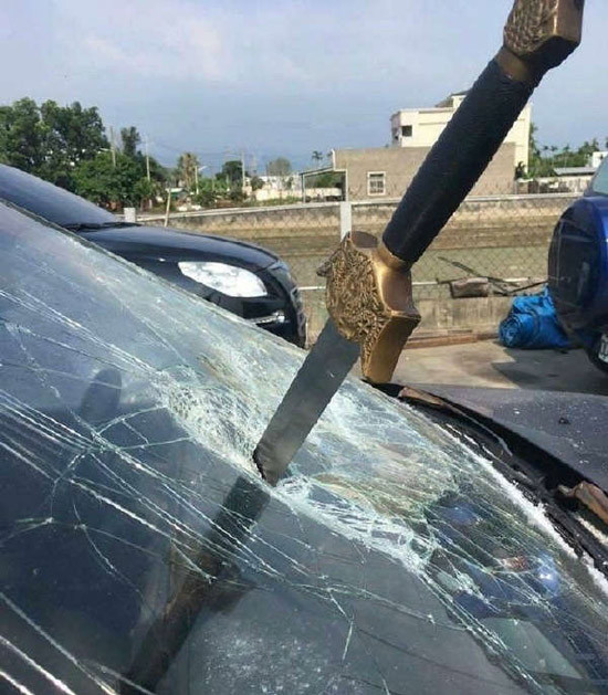 一个草丛的时候,我听到有人喊:德玛西亚,然后我的车就吃了一记大宝剑