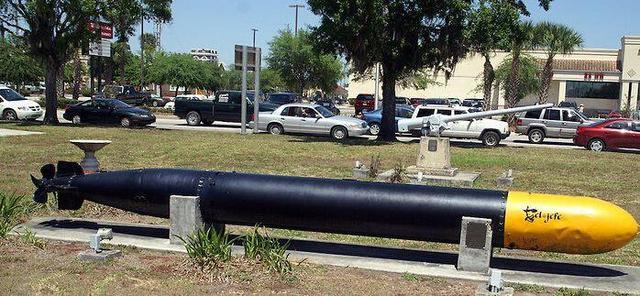 他们应该尽可能地使用甲板炮,因为他们携带的鱼雷数量有限,而且每枚