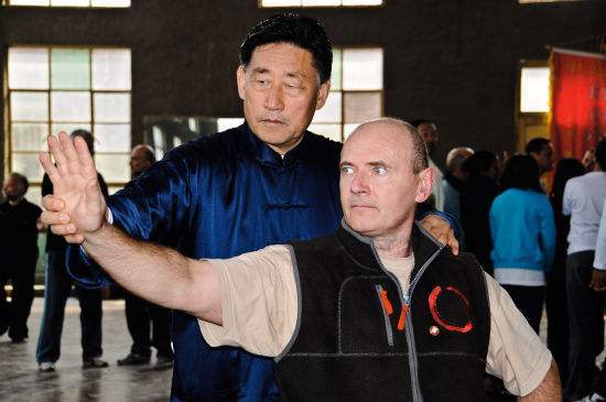 太极大师陈小旺曾挑战散打鼻祖梅惠志竟被同一动作摔倒四次