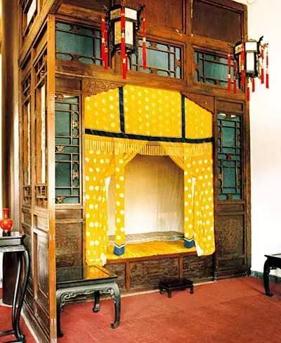 帝皇卧房不到10平米,另外我们可以到北京的故宫去看一看皇帝的寝宫是