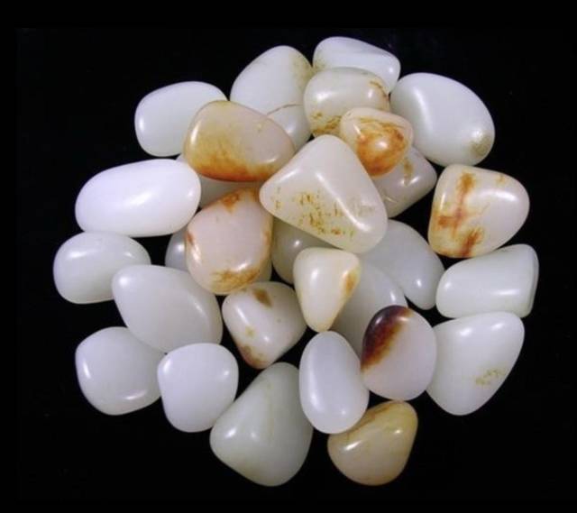 玉石的颜色,对工艺鉴定十分重要,包括色调,色纯,色浓诸方面.