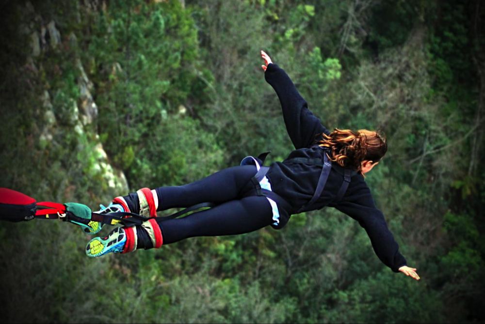 女子玩网红蹦极,跳下瞬间发生"意外",镜头拍下断裂过程