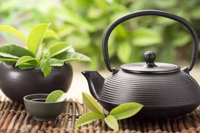 远古时湖南安化天尖黑茶就是专营专运，纵是一般官吏绅士、商贾名流也不能染指
