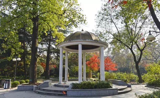 中山公园 中山公园原名兆丰公园,占地20逾公顷,1914年英国人兆丰在沪