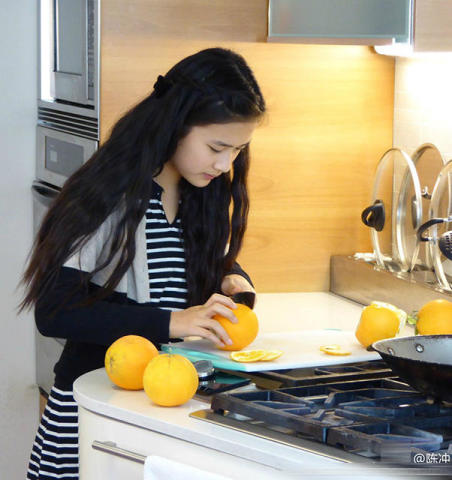 陈冲俩漂亮女儿近照曝光 甜美似混血