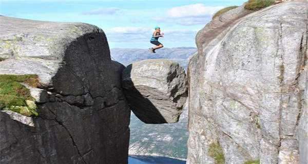 世界上最难征服的石头,悬在1000米的高空,你敢上去吗?