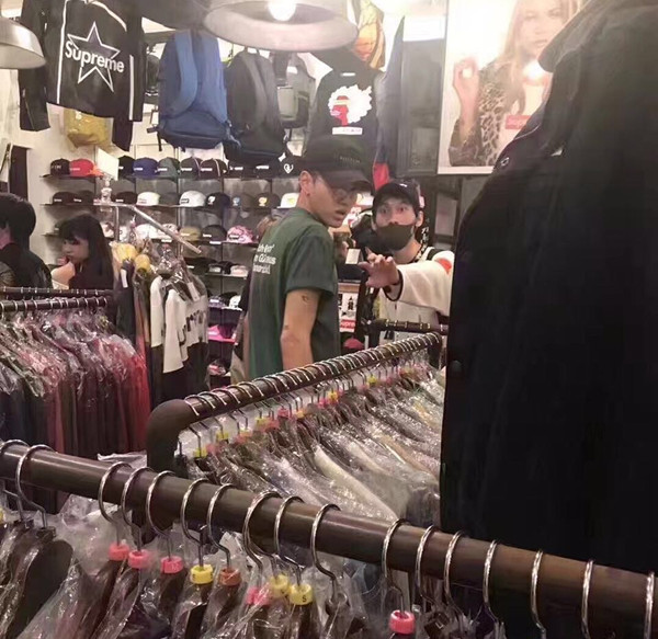图为吴亦凡和助理在服装店购物