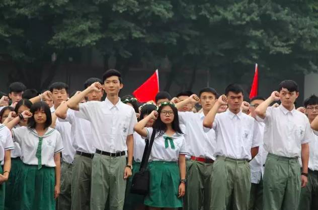 廣東實驗中學省實的校服則顯得相當正經夏裝清涼,冬裝莊嚴都是一副