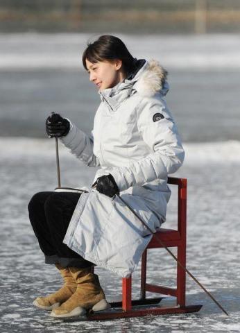 郑爽室外冰场学溜冰 爽爸教导显温情