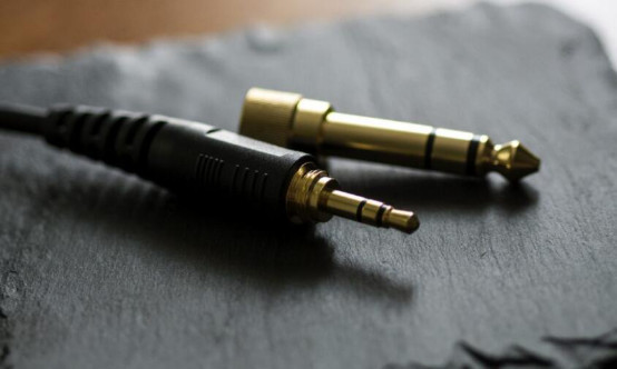 苹果去除iPhone传统耳机插孔的幕后动机:暴利