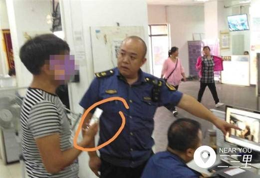 西安黑车司机被查后拒不配合 跑到运政办公室