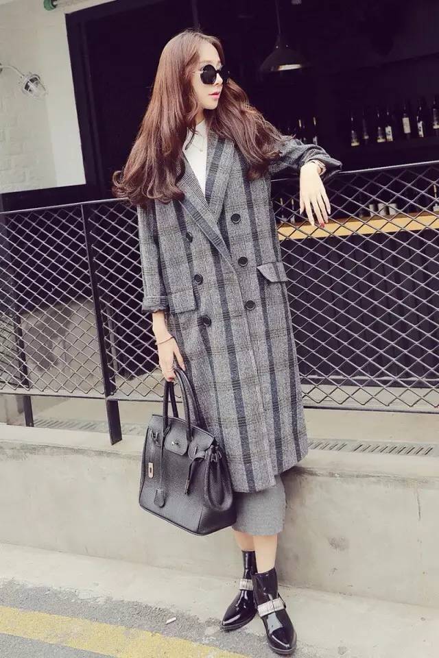 娇小女生建议略短,与大衣平齐或者短于大衣哦