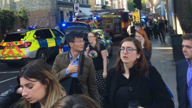 伦敦地铁爆炸数十人受伤 英国首相警告可能会有更多攻击