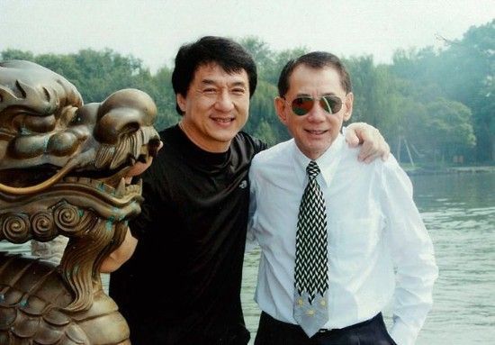 成龙与杨受成聚餐面带笑容,亲扶杨老下楼梯受赞赏