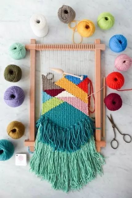 毛线编织的挂毯,随意挂在墙上就很美丨手工