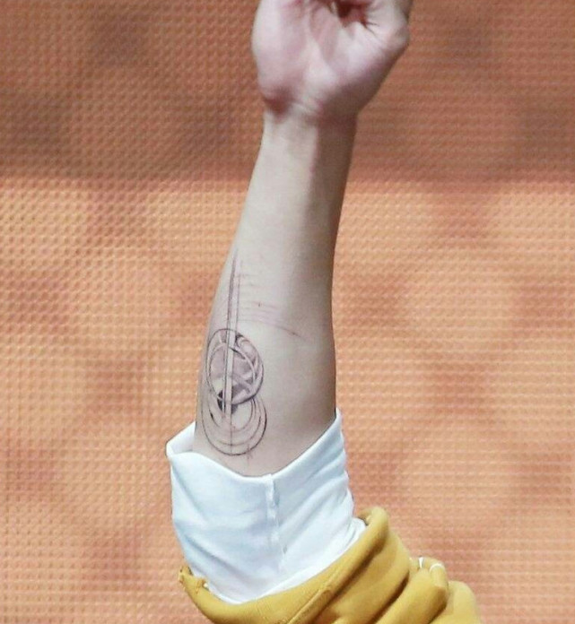 疑似纪念与吴亦凡兄弟情 灿烈露新纹身