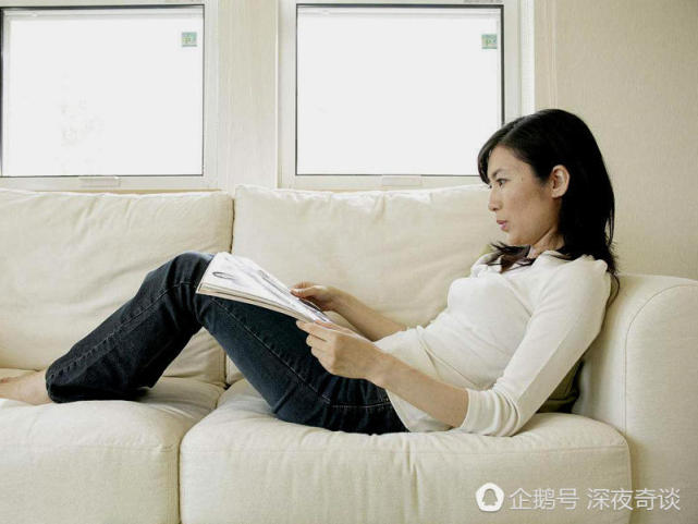 沙发上这7种自残姿势 会害死你的脊椎