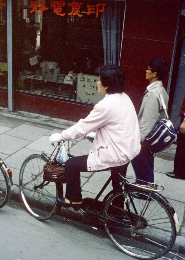 淚目很多人都沒見過80年代的大上海任何困難都壓不倒勤勞肯幹的上海人