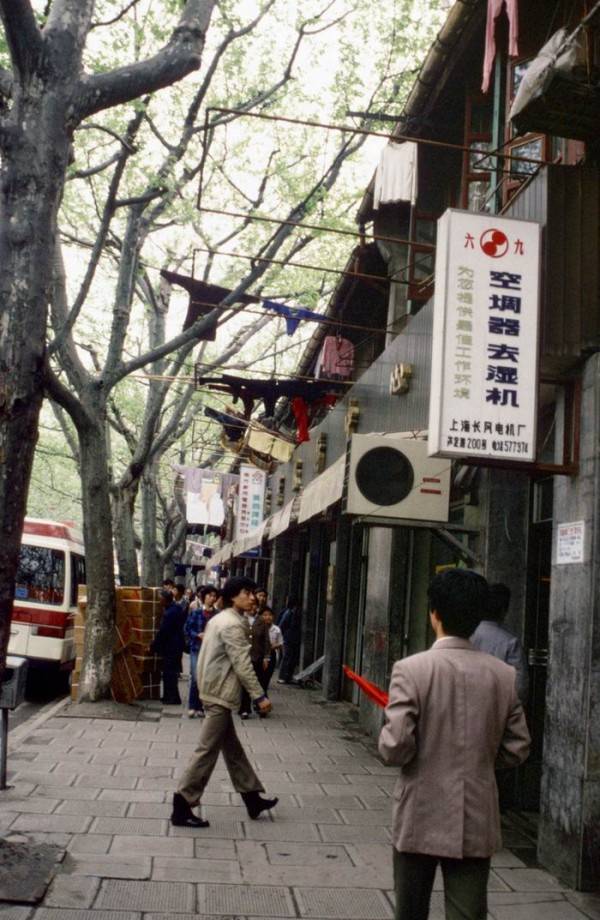 淚目很多人都沒見過80年代的大上海任何困難都壓不倒勤勞肯幹的上海人