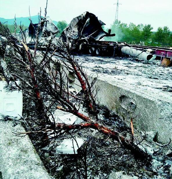 高速路上一货车起火爆炸 部分化学品流入河中