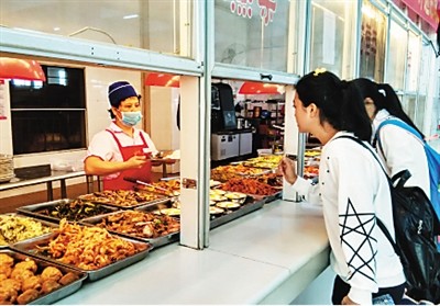 大学食堂最美阿姨比赛,排名第一的阿姨却辞职