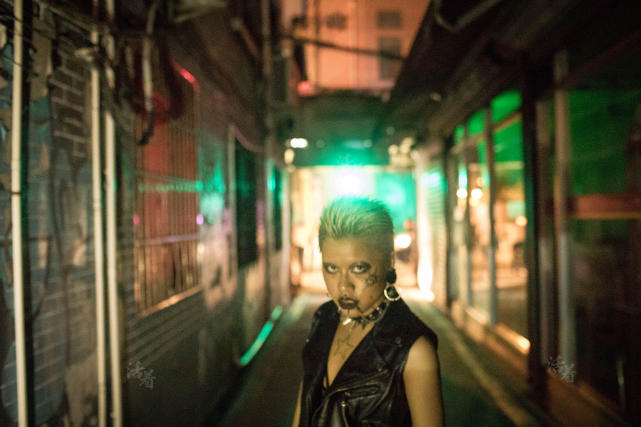 实拍人体改造 女孩脸上九颗钉 小伙玩人体悬挂 人体改造 耳洞 文身