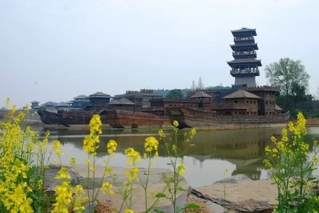 塔高7层49米,建筑风格似汉阙,是汉代建筑模式,不同于佛教文化中的宝塔