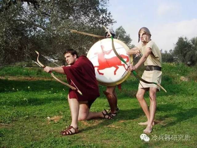 克里特弓箭手和臂盾说到攻防结合的盾,还不能漏了大名鼎鼎的苏格兰