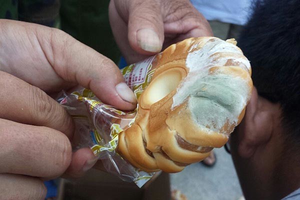 超强台风"威马逊"重灾区文昌市翁田镇出现发霉面包,蛋糕等变质食品