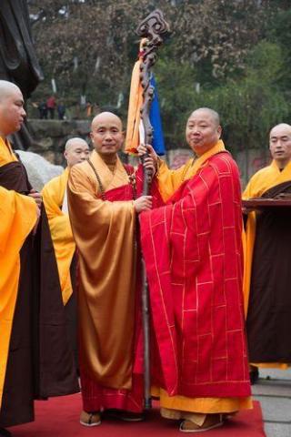 浙江省佛教协会副会长允观大和尚为达照法师授禅杖.