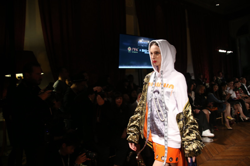 汉字服走红巴黎时装周 引发时尚圈新一轮中国