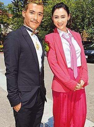 张柏芝|张柏芝被追讨千万，港媒直击其母开网约车谋生，订单惨淡愁容满面