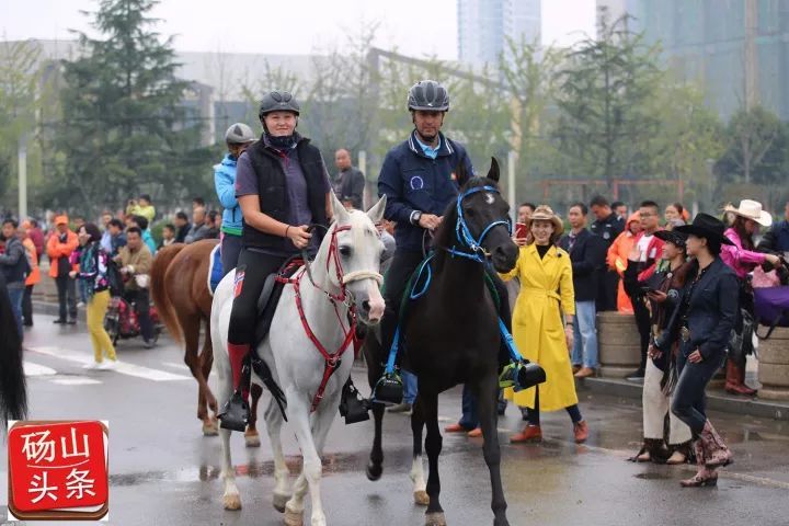 美女如云,骏马漫步安徽砀山城,现场精彩照片曝光!