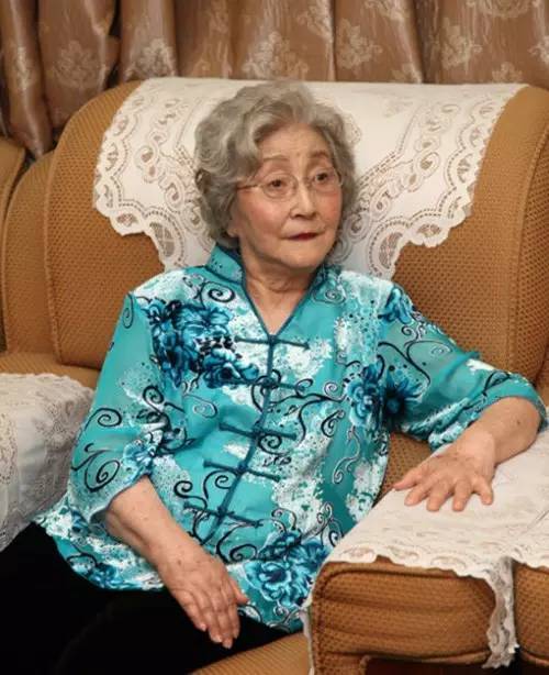 她出身显赫美若天仙声如天籁逝世时身披党旗