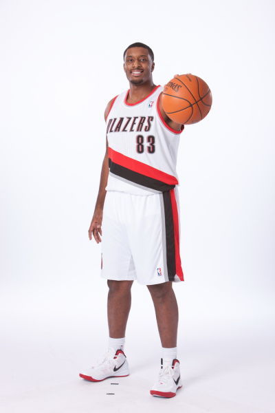 一人独穿球衣号 骑士老将81号成首人