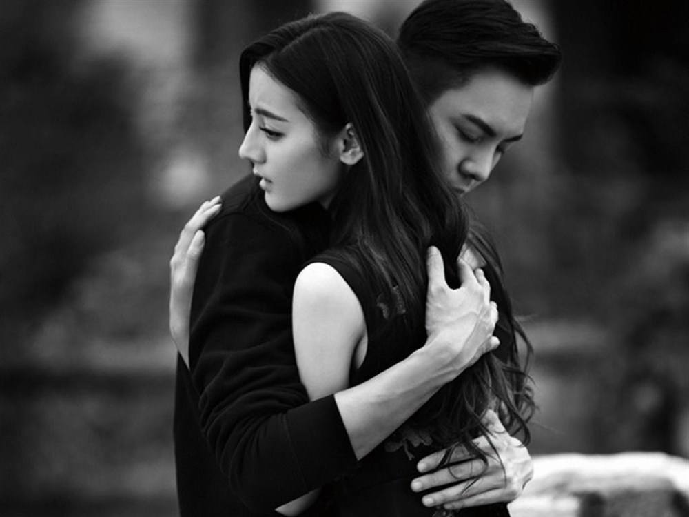 迪丽热巴近期亮相看到她腰上多出的一只手直接激怒粉丝